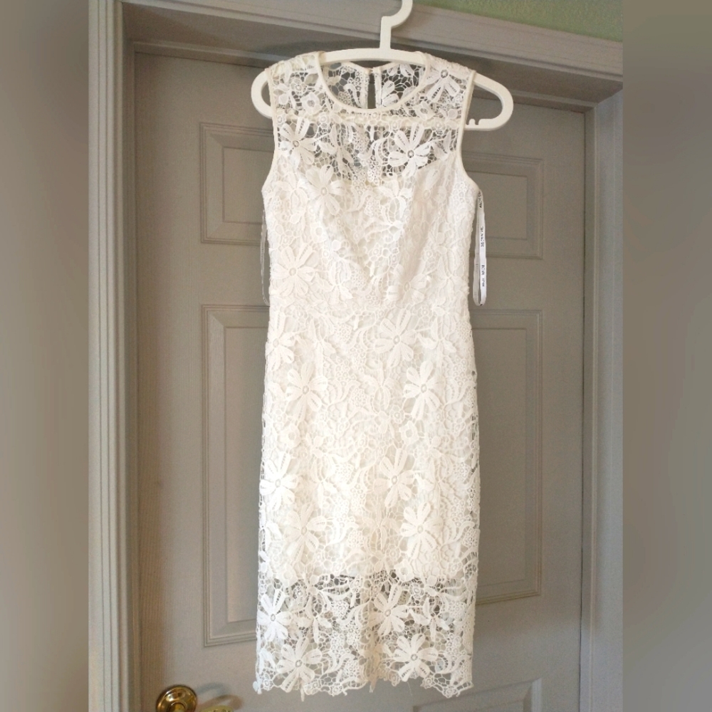 Bisou Bisou Size 4 white knee length dress